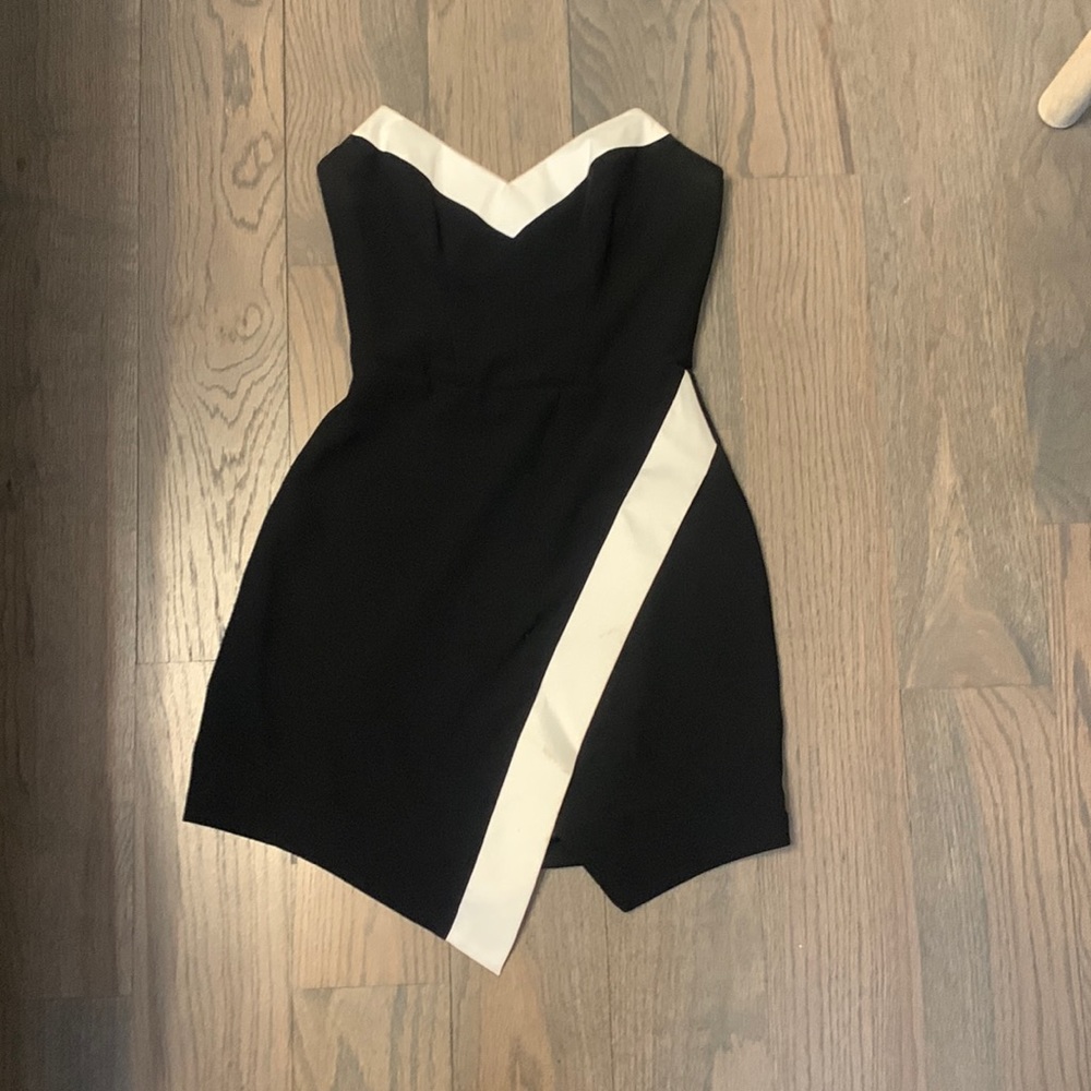 Bebe dress black and white. Strapless and crossover at bottom size 2